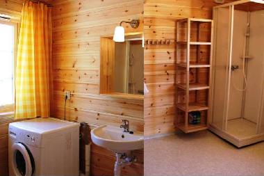 Badezimmer mit Dusche, WC und Handwaschbecken