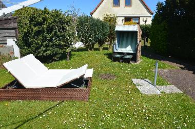 Liegewiese mit Strandkorb 