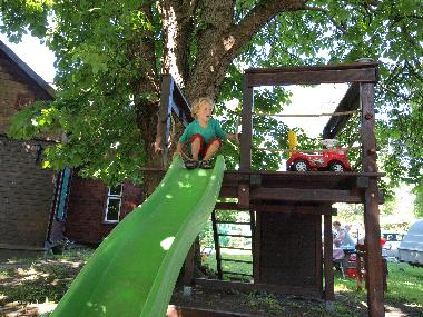 Kinderspielplatz im Hof von Ezera maja