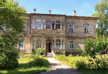 Fasade des Holzhauses