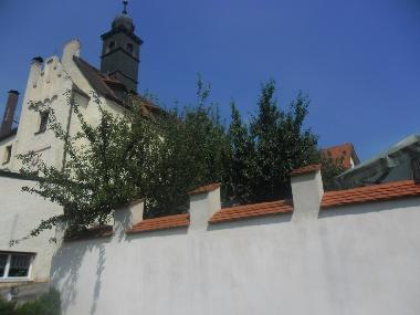 hinter dicken Schlossmauern.........
