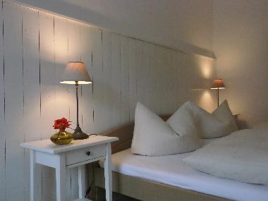 Schlafzimmer mit gro�em Doppelbett