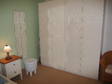 Groer Kleiderschrank und Wandspiegel