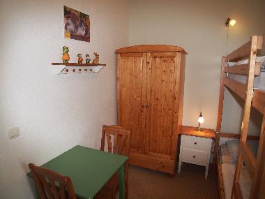 2. Schlafzimmer mit Tisch und zwei Sthle
