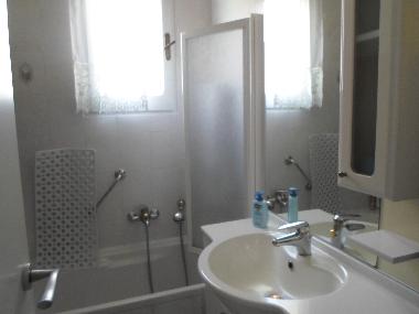 Bad-Wc-Wanne mit Duschkopf-Waschbecken