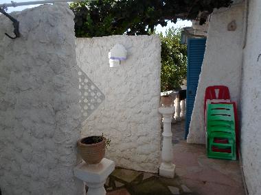 gro�e nicht einsehbare Au�endusche mit Hei�wasseranschlu�