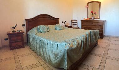 Eheschlafzimmer mit grossem Kleiderschrank, Kommode, Nachttischen, Fliegengitter vor den Fenstern, F