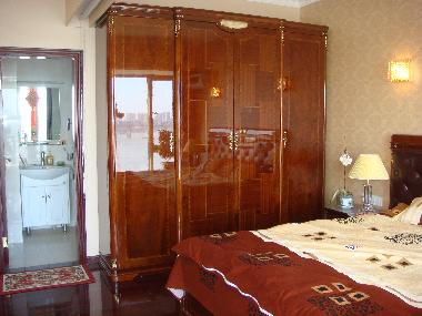 grosser Kleidung-Schrank