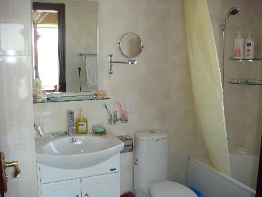 Badzimmer mit Wanne und Dusche