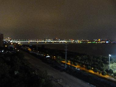 Ausblick zu Yangtze Bruecke in der Nacht