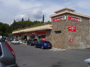 Grosser Sparsupermarkt in 2,5 km Entfernung