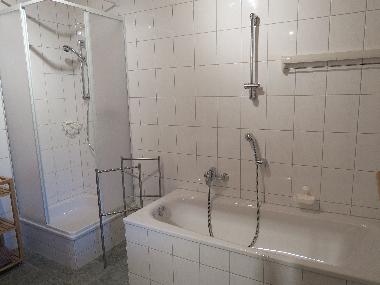 Dusche und Badewanne