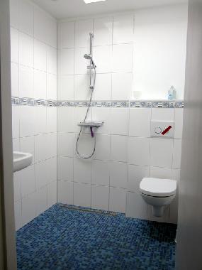 badezimmer mit barrierefreier dusche, toilette, waschbecken