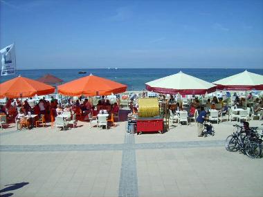 Kaffeetrinken vor dem Hause