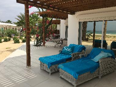 Sonnenliegen auf der Terrasse