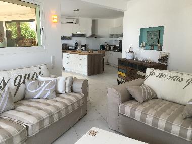 Wohnzimmer miit Blick in die offene K�che