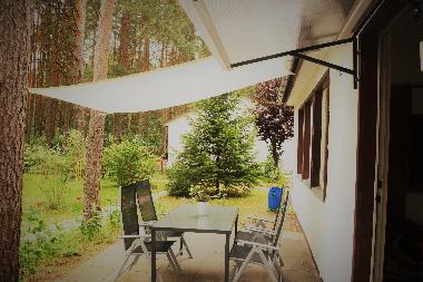 Die Terrasse mit modernen Gartenmbeln und Sonnensegel