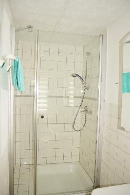 Die gerumige moderne Dusche
