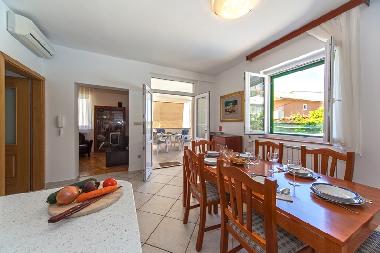 Villa in Dugi Rat (Splitsko-Dalmatinska) oder Ferienwohnung oder Ferienhaus