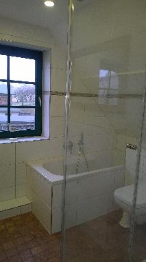 Bad mit Wanne, Glasdusche, Marmorboden, Fu�bodenheizung