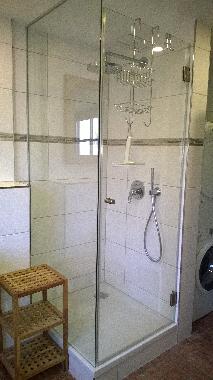 weiteres Bad mit Glasdusche, Marmorboden, Fu�bodenheizung 