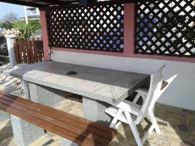 grose tisch bei pool