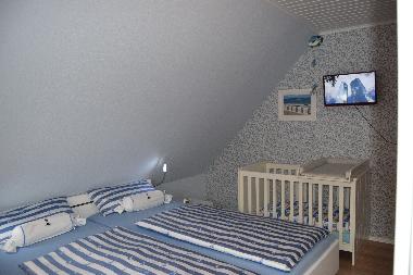 2.TV-Gert m.DVD-Player,Kinderb.u.Wickelauflage