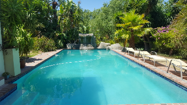 Poolbereich zum Entspannen und Sonne tanken