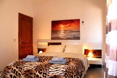 Schlafzimmer mit extra Kofferzimmer und das Bad rechts