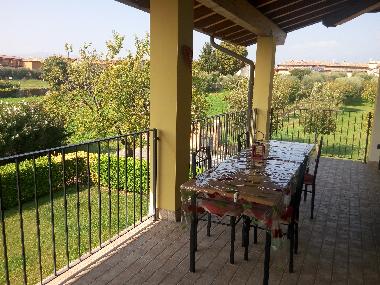 grosse, gedeckte Terrasse