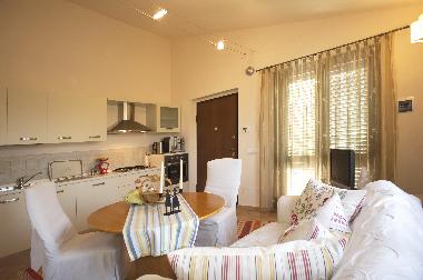 Wohnraum - Blick zur Terrassen- und Eingangstr