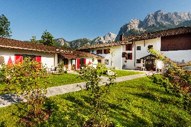 Blick ber den Innenhof auf die Berge