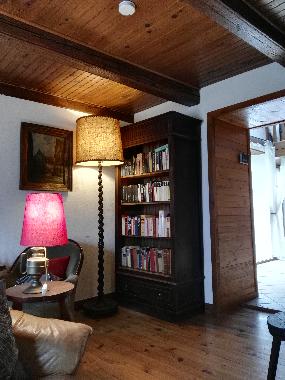 Salon mit Bibliothek, Schachtisch und Kachelofen