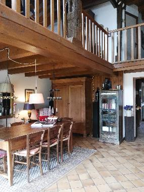 Grosser E�raum mit Bauerntisch und Musikanlage im Bauernschrank