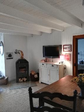 Kleiner Salon im 1.OG mit Kachelofen, Doppelbettsofa und DVDs Leinwand