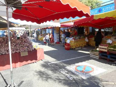 Montagswochenmarkt im Dorfzentrum