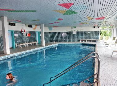 vor dem Hallenbad gibt es  ein Freibad fr Kinder