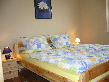 Doppelbett im Schlafzimmer, Aufbettungen im Nebenraum mglich