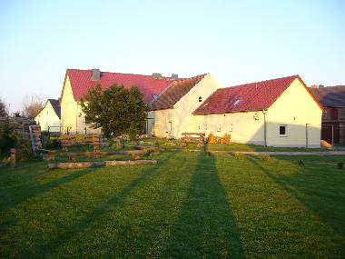 Sehr groe Auenanlage mit unverbautem Blick auf Felder und Wald