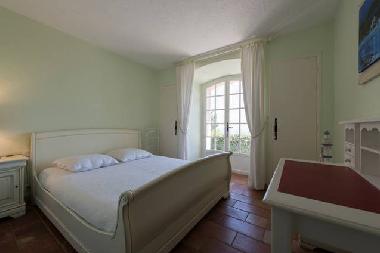 3. Schlafzimmer mit Doppelbett und Meerblick