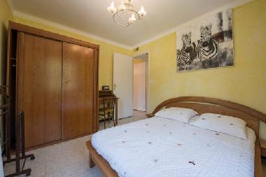 3. Schlafzimmer mit Doppelbett und Ventilator