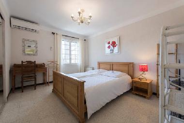 2.Schlafzimmer mit Doppelbett, Klimaanlage, Einbauschrank und Waschbecken.