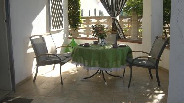 kleine Terrasse vor dem Wohnzimmer