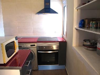 Die moderne Einbaukche mit Herd und Mikrowelle