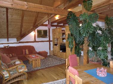 Couchecke mit SAT-TV (Samsung LED Full HD 1080p) und Grundig HiFi-System Varixx UMS 4401 SPCD