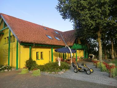 Bio-Landhaus mit Adlerhorst-Hunsr�ck in der Abendsonne.