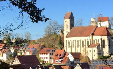 Wohnung ist links neben der Kirche