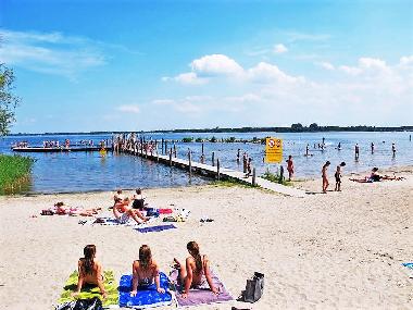Spass am Strand bei dem Atol