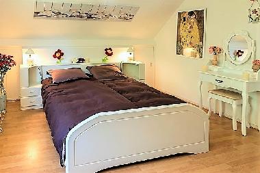 romantisches Doppelbett im Hauptschlafzimmer