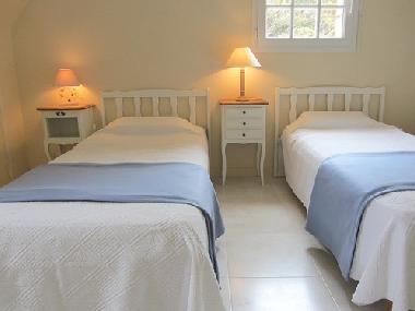 Schlafzimmer mit 2 Einzelbetten. Meeresblick und Gartenblick vom die Fenster